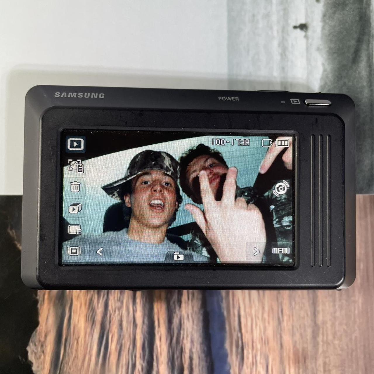 Samsung TL220 | dual screen 12.2 megapixel digital camera